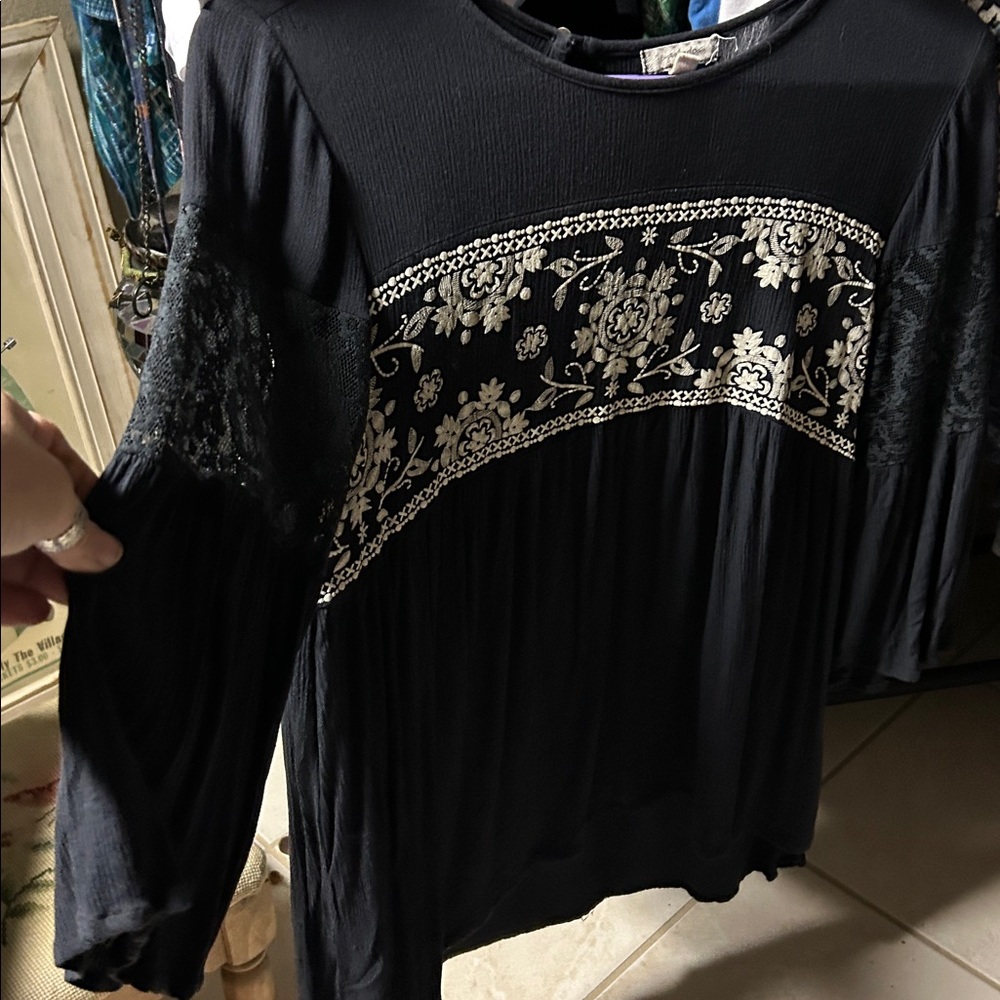 Black Flowy Hippy Too White Embroidery And Belles Slowly Half Sleeves.